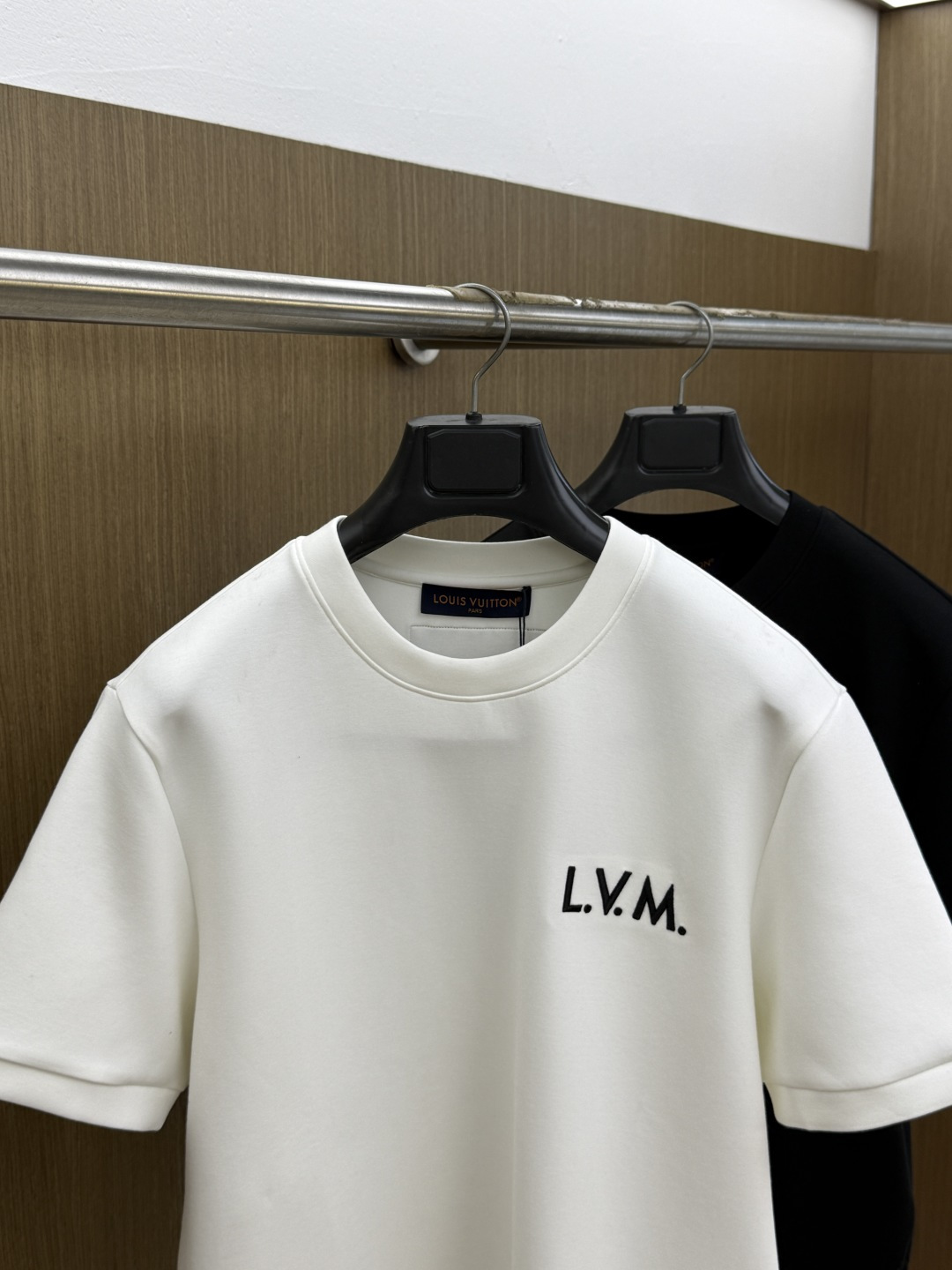 秋冬 LV 🔥秋冬圆领刺绣短袖T恤打底衫 元素性的Logo徽章凸显休闲时尚魅力,依然独领时尚风骚.内搭好伴侣… 客供高支 秋冬 LV 🔥秋冬圆领刺绣短袖T恤打底衫 元素性的Logo徽章凸显休闲时尚魅力,依然独领时尚风骚.内搭好伴侣… 客供高支
