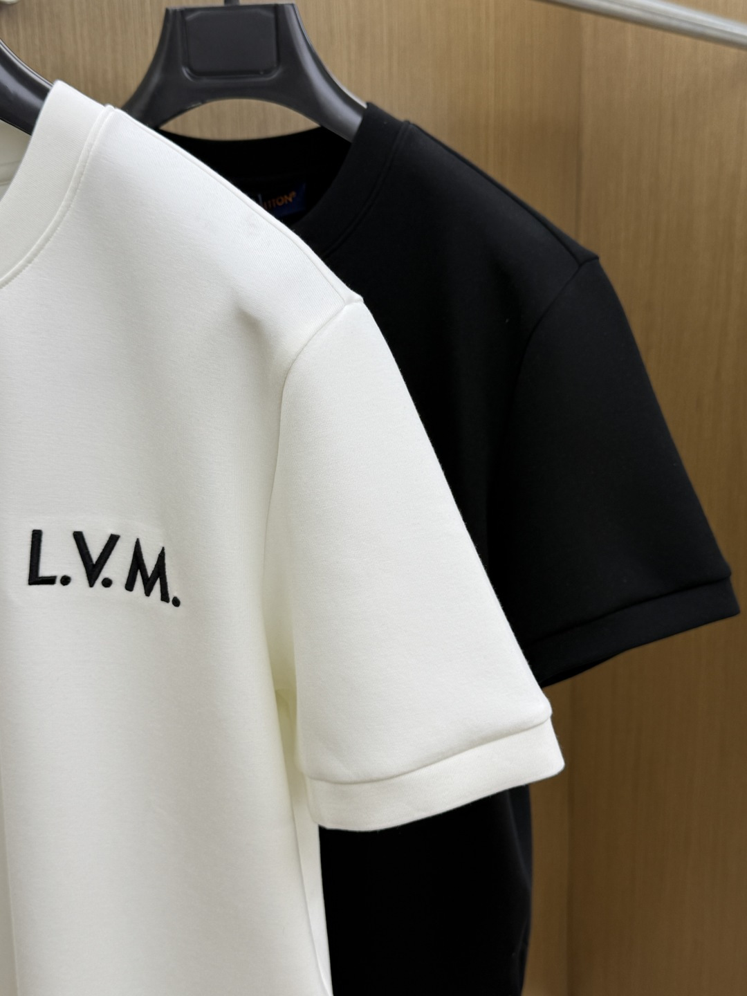 秋冬 LV 🔥秋冬圆领刺绣短袖T恤打底衫 元素性的Logo徽章凸显休闲时尚魅力,依然独领时尚风骚.内搭好伴侣… 客供高支 秋冬 LV 🔥秋冬圆领刺绣短袖T恤打底衫 元素性的Logo徽章凸显休闲时尚魅力,依然独领时尚风骚.内搭好伴侣… 客供高支