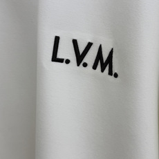 秋冬 LV 🔥秋冬圆领刺绣短袖T恤打底衫 元素性的Logo徽章凸显休闲时尚魅力,依然独领时尚风骚.内搭好伴侣… 客供高支 秋冬 LV 🔥秋冬圆领刺绣短袖T恤打底衫 元素性的Logo徽章凸显休闲时尚魅力,依然独领时尚风骚.内搭好伴侣… 客供高支