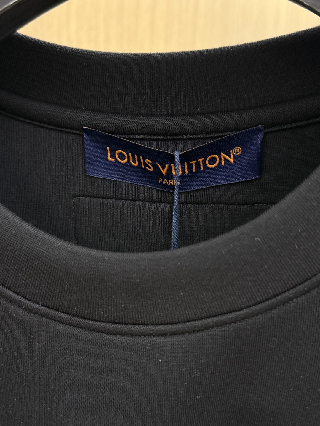 秋冬 LV 🔥秋冬圆领刺绣短袖T恤打底衫 元素性的Logo徽章凸显休闲时尚魅力,依然独领时尚风骚.内搭好伴侣… 客供高支