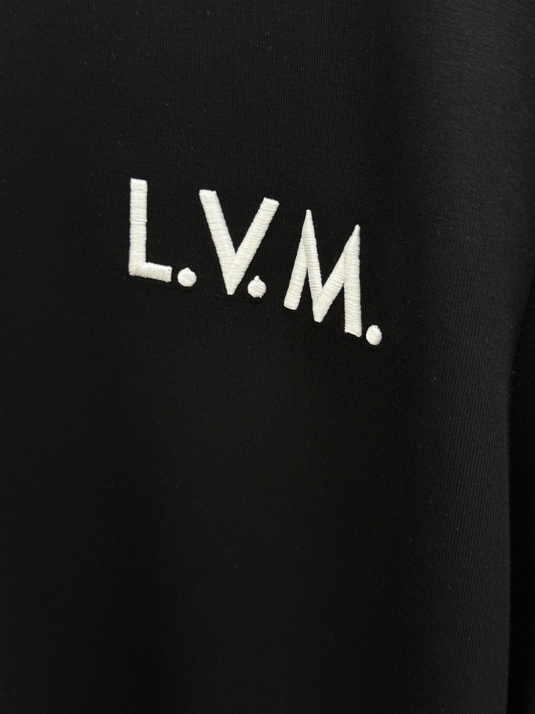 秋冬 LV 🔥秋冬圆领刺绣短袖T恤打底衫 元素性的Logo徽章凸显休闲时尚魅力,依然独领时尚风骚.内搭好伴侣… 客供高支