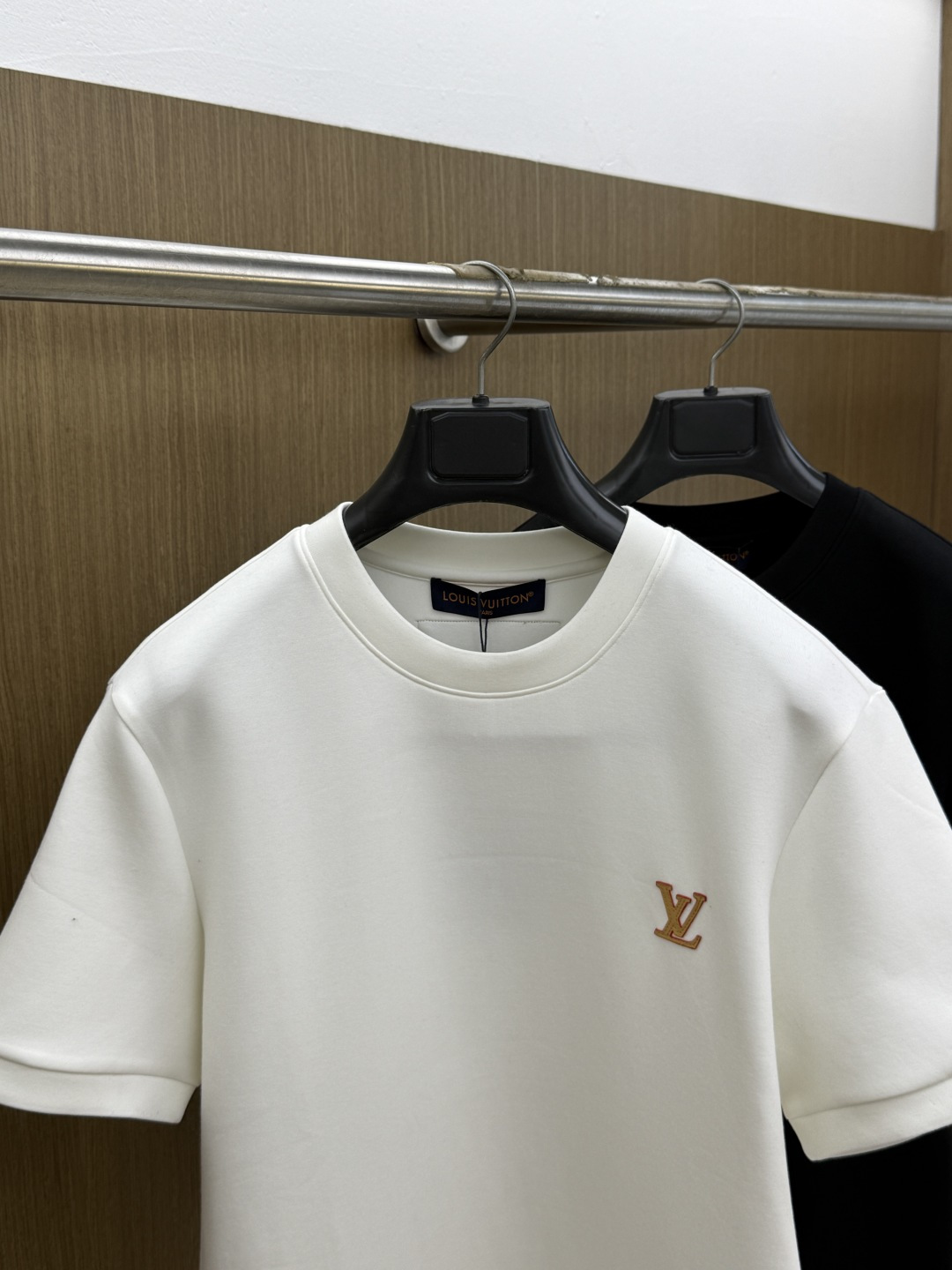 秋冬 LV 🔥秋冬圆领刺绣短袖T恤打底衫 元素性的Logo徽章凸显休闲时尚魅力,依然独领时尚风骚.内搭好伴侣… 客供高支 秋冬 LV 🔥秋冬圆领刺绣短袖T恤打底衫 元素性的Logo徽章凸显休闲时尚魅力,依然独领时尚风骚.内搭好伴侣… 客供高支