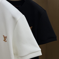 秋冬 LV 🔥秋冬圆领刺绣短袖T恤打底衫 元素性的Logo徽章凸显休闲时尚魅力,依然独领时尚风骚.内搭好伴侣… 客供高支 秋冬 LV 🔥秋冬圆领刺绣短袖T恤打底衫 元素性的Logo徽章凸显休闲时尚魅力,依然独领时尚风骚.内搭好伴侣… 客供高支
