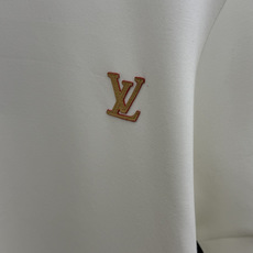秋冬 LV 🔥秋冬圆领刺绣短袖T恤打底衫 元素性的Logo徽章凸显休闲时尚魅力,依然独领时尚风骚.内搭好伴侣… 客供高支 秋冬 LV 🔥秋冬圆领刺绣短袖T恤打底衫 元素性的Logo徽章凸显休闲时尚魅力,依然独领时尚风骚.内搭好伴侣… 客供高支