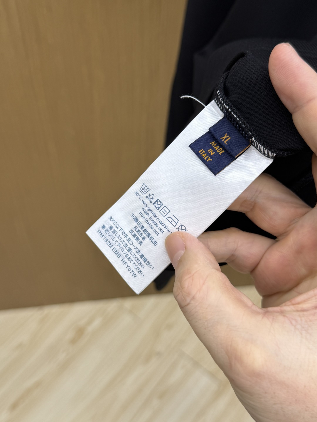 秋冬 LV 🔥秋冬圆领刺绣短袖T恤打底衫 元素性的Logo徽章凸显休闲时尚魅力,依然独领时尚风骚.内搭好伴侣… 客供高支 秋冬 LV 🔥秋冬圆领刺绣短袖T恤打底衫 元素性的Logo徽章凸显休闲时尚魅力,依然独领时尚风骚.内搭好伴侣… 客供高支