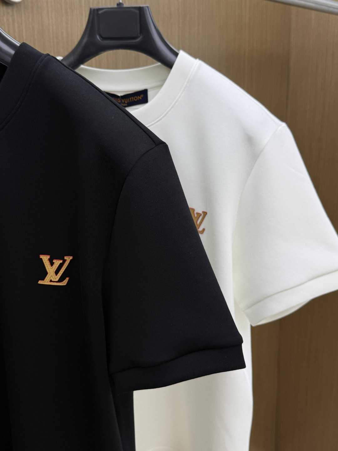 秋冬 LV 🔥秋冬圆领刺绣短袖T恤打底衫 元素性的Logo徽章凸显休闲时尚魅力,依然独领时尚风骚.内搭好伴侣… 客供高支 秋冬 LV 🔥秋冬圆领刺绣短袖T恤打底衫 元素性的Logo徽章凸显休闲时尚魅力,依然独领时尚风骚.内搭好伴侣… 客供高支