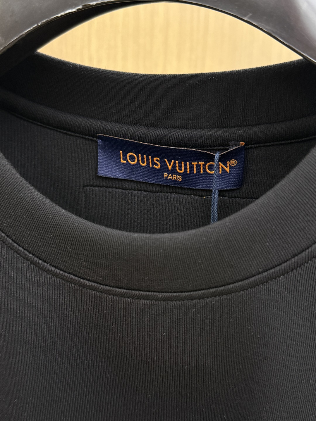 秋冬 LV 🔥秋冬圆领刺绣短袖T恤打底衫 元素性的Logo徽章凸显休闲时尚魅力,依然独领时尚风骚.内搭好伴侣… 客供高支 秋冬 LV 🔥秋冬圆领刺绣短袖T恤打底衫 元素性的Logo徽章凸显休闲时尚魅力,依然独领时尚风骚.内搭好伴侣… 客供高支