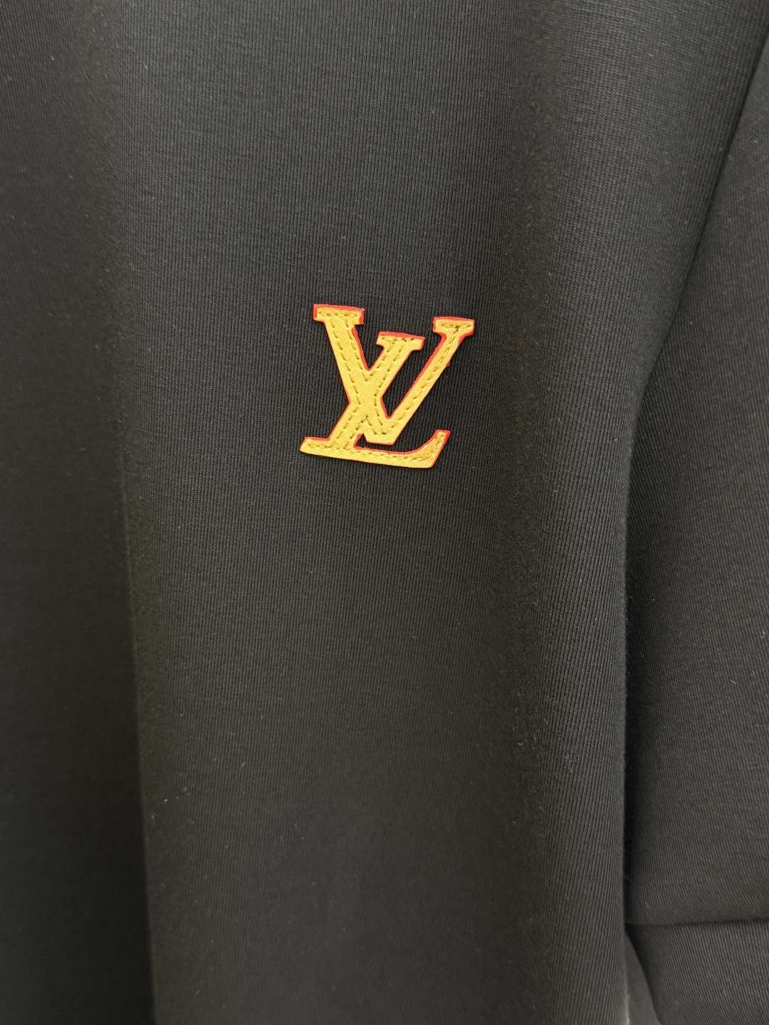 秋冬 LV 🔥秋冬圆领刺绣短袖T恤打底衫 元素性的Logo徽章凸显休闲时尚魅力,依然独领时尚风骚.内搭好伴侣… 客供高支 秋冬 LV 🔥秋冬圆领刺绣短袖T恤打底衫 元素性的Logo徽章凸显休闲时尚魅力,依然独领时尚风骚.内搭好伴侣… 客供高支
