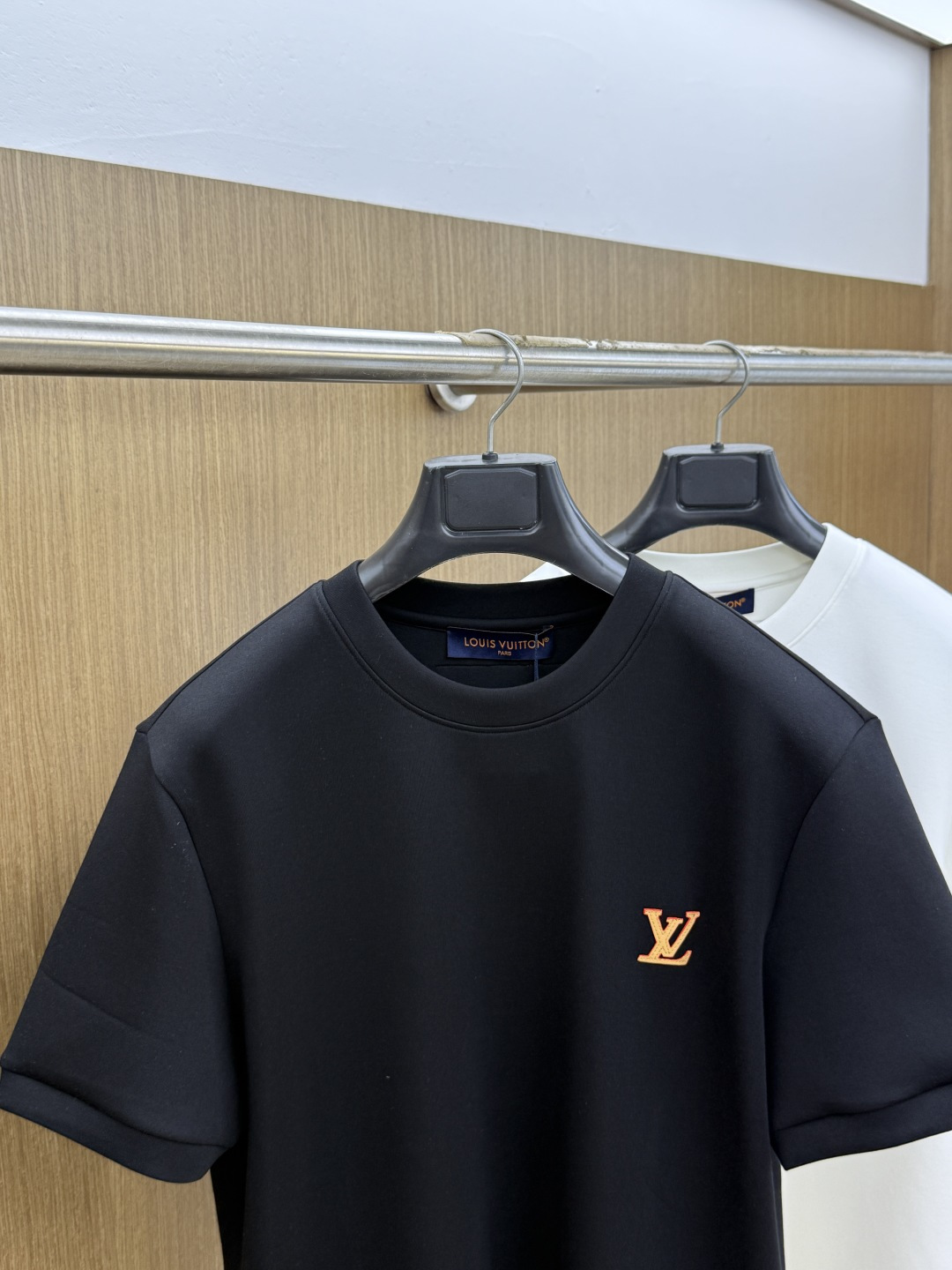 秋冬 LV 🔥秋冬圆领刺绣短袖T恤打底衫 元素性的Logo徽章凸显休闲时尚魅力,依然独领时尚风骚.内搭好伴侣… 客供高支 秋冬 LV 🔥秋冬圆领刺绣短袖T恤打底衫 元素性的Logo徽章凸显休闲时尚魅力,依然独领时尚风骚.内搭好伴侣… 客供高支