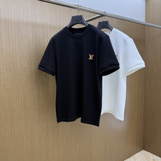 秋冬 LV 🔥秋冬圆领刺绣短袖T恤打底衫 元素性的Logo徽章凸显休闲时尚魅力,依然独领时尚风骚.内搭好伴侣… 客供高支 秋冬 LV 🔥秋冬圆领刺绣短袖T恤打底衫 元素性的Logo徽章凸显休闲时尚魅力,依然独领时尚风骚.内搭好伴侣… 客供高支