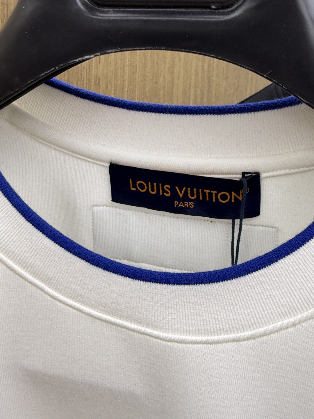 秋冬 LV 🔥秋冬圆领刺绣短袖T恤打底衫 元素性的Logo徽章凸显休闲时尚魅力,依然独领时尚风骚.内搭好伴侣… 客供高支 秋冬 LV 🔥秋冬圆领刺绣短袖T恤打底衫 元素性的Logo徽章凸显休闲时尚魅力,依然独领时尚风骚.内搭好伴侣… 客供高支