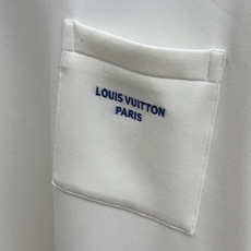 秋冬 LV 🔥秋冬圆领刺绣短袖T恤打底衫 元素性的Logo徽章凸显休闲时尚魅力,依然独领时尚风骚.内搭好伴侣… 客供高支 秋冬 LV 🔥秋冬圆领刺绣短袖T恤打底衫 元素性的Logo徽章凸显休闲时尚魅力,依然独领时尚风骚.内搭好伴侣… 客供高支