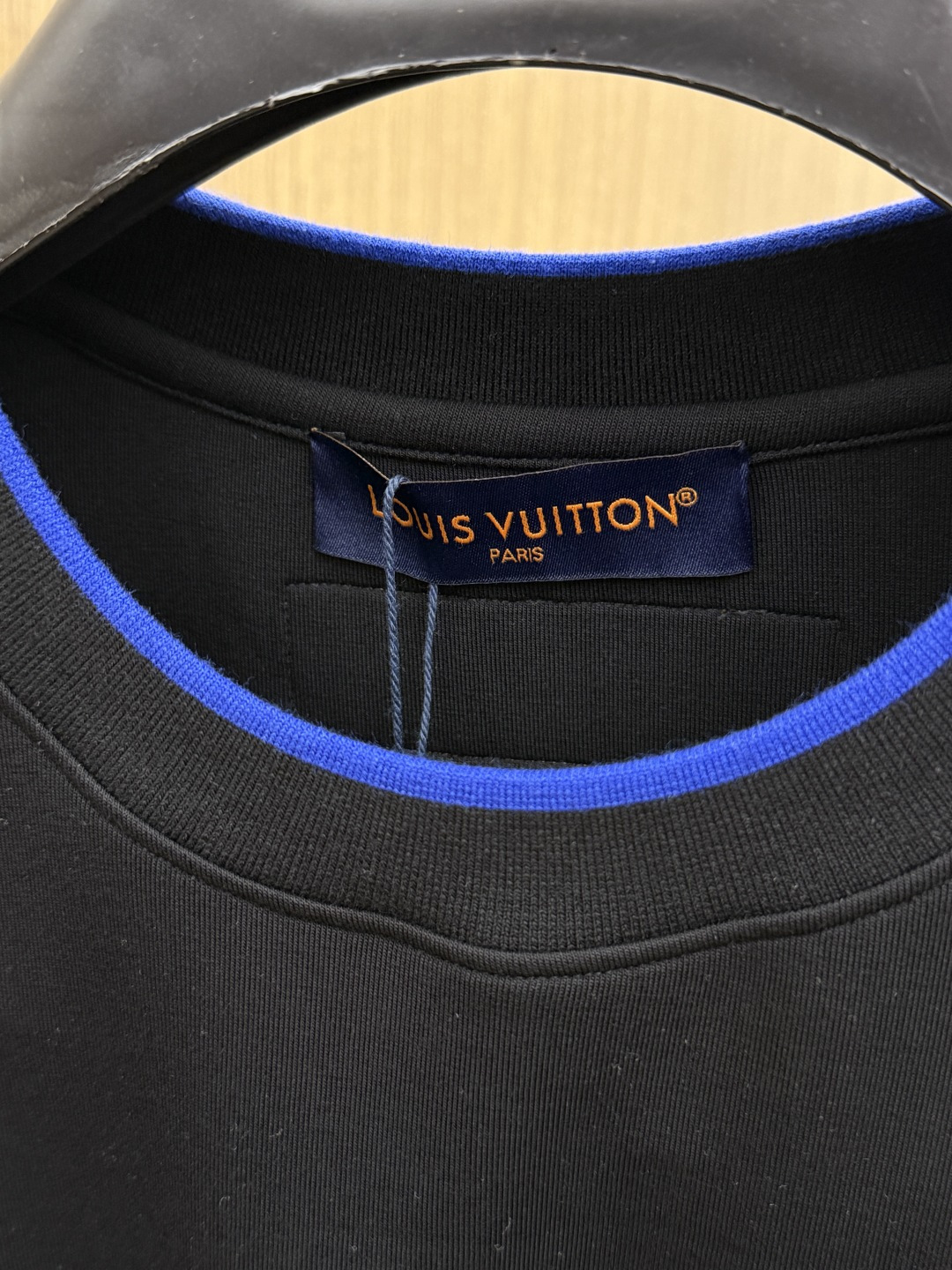 秋冬 LV 🔥秋冬圆领刺绣短袖T恤打底衫 元素性的Logo徽章凸显休闲时尚魅力,依然独领时尚风骚.内搭好伴侣… 客供高支 秋冬 LV 🔥秋冬圆领刺绣短袖T恤打底衫 元素性的Logo徽章凸显休闲时尚魅力,依然独领时尚风骚.内搭好伴侣… 客供高支