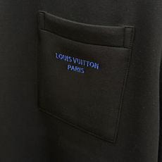 秋冬 LV 🔥秋冬圆领刺绣短袖T恤打底衫 元素性的Logo徽章凸显休闲时尚魅力,依然独领时尚风骚.内搭好伴侣… 客供高支 秋冬 LV 🔥秋冬圆领刺绣短袖T恤打底衫 元素性的Logo徽章凸显休闲时尚魅力,依然独领时尚风骚.内搭好伴侣… 客供高支