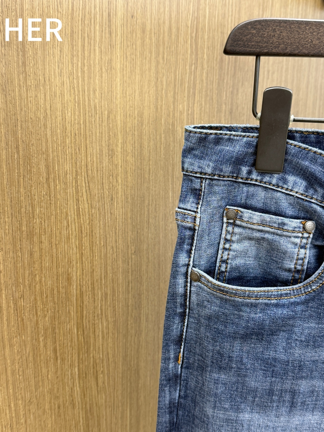 早春 HER 🔥🔥高端定制 26ss春夏新品轻奢休闲牛仔裤👖 官网同步发售,裤身工艺设计,客供辅料、高定棉麻面料,代工厂 早春 HER 🔥🔥高端定制 26ss春夏新品轻奢休闲牛仔裤👖 官网同步发售,裤身工艺设计,客供辅料、高定棉麻面料,代工厂