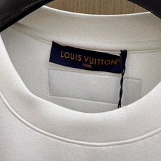 秋冬 LV 🔥秋冬圆领刺绣短袖T恤打底衫 元素性的Logo徽章凸显休闲时尚魅力,依然独领时尚风骚.内搭好伴侣… 客供高支 秋冬 LV 🔥秋冬圆领刺绣短袖T恤打底衫 元素性的Logo徽章凸显休闲时尚魅力,依然独领时尚风骚.内搭好伴侣… 客供高支