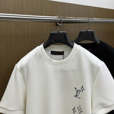 秋冬 LV 🔥秋冬圆领刺绣短袖T恤打底衫 元素性的Logo徽章凸显休闲时尚魅力,依然独领时尚风骚.内搭好伴侣… 客供高支 秋冬 LV 🔥秋冬圆领刺绣短袖T恤打底衫 元素性的Logo徽章凸显休闲时尚魅力,依然独领时尚风骚.内搭好伴侣… 客供高支