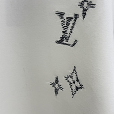 秋冬 LV 🔥秋冬圆领刺绣短袖T恤打底衫 元素性的Logo徽章凸显休闲时尚魅力,依然独领时尚风骚.内搭好伴侣… 客供高支 秋冬 LV 🔥秋冬圆领刺绣短袖T恤打底衫 元素性的Logo徽章凸显休闲时尚魅力,依然独领时尚风骚.内搭好伴侣… 客供高支