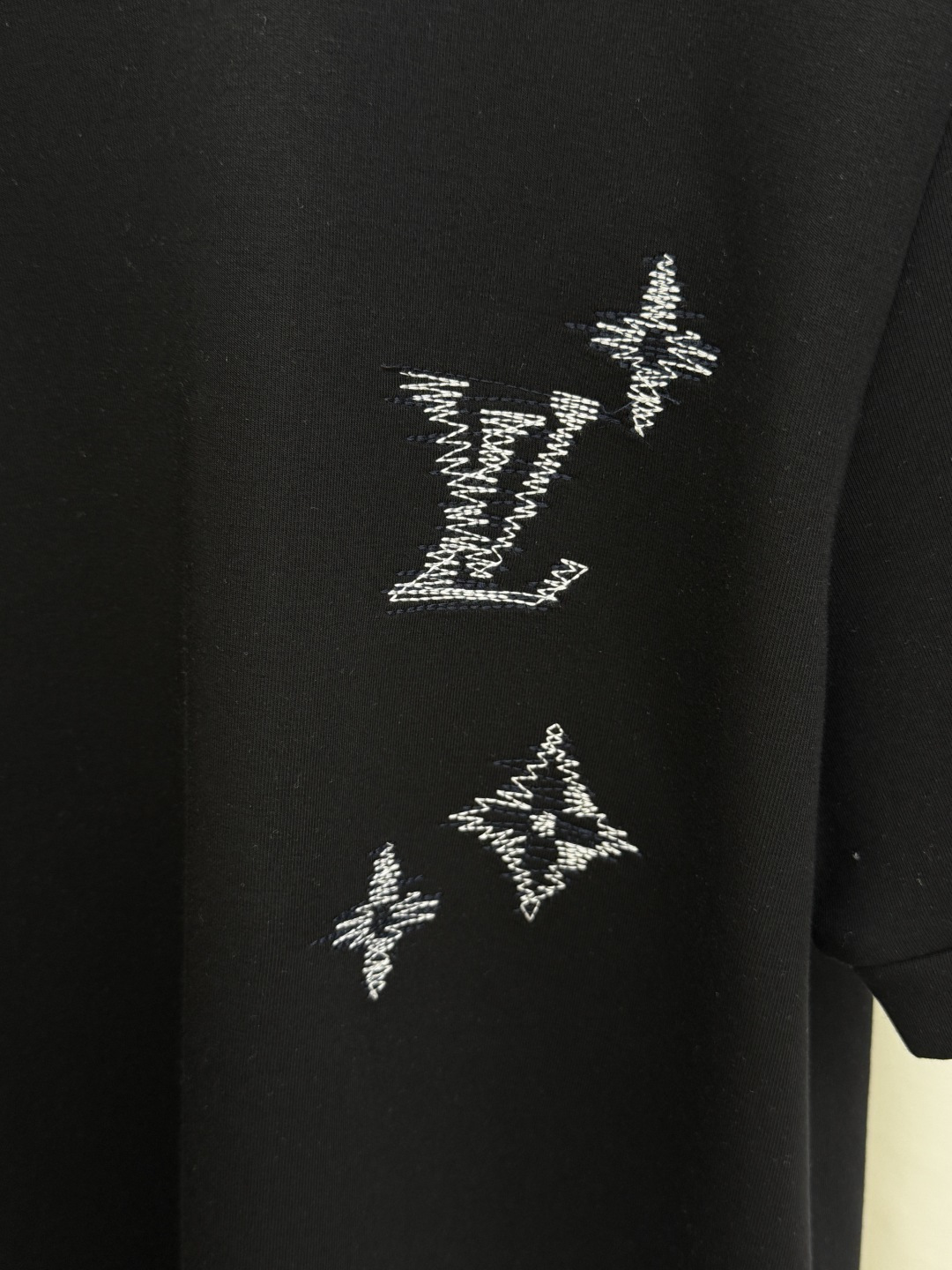 秋冬 LV 🔥秋冬圆领刺绣短袖T恤打底衫 元素性的Logo徽章凸显休闲时尚魅力,依然独领时尚风骚.内搭好伴侣… 客供高支 秋冬 LV 🔥秋冬圆领刺绣短袖T恤打底衫 元素性的Logo徽章凸显休闲时尚魅力,依然独领时尚风骚.内搭好伴侣… 客供高支