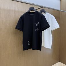 秋冬 LV 🔥秋冬圆领刺绣短袖T恤打底衫 元素性的Logo徽章凸显休闲时尚魅力,依然独领时尚风骚.内搭好伴侣… 客供高支 秋冬 LV 🔥秋冬圆领刺绣短袖T恤打底衫 元素性的Logo徽章凸显休闲时尚魅力,依然独领时尚风骚.内搭好伴侣… 客供高支
