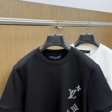 秋冬 LV 🔥秋冬圆领刺绣短袖T恤打底衫 元素性的Logo徽章凸显休闲时尚魅力,依然独领时尚风骚.内搭好伴侣… 客供高支 秋冬 LV 🔥秋冬圆领刺绣短袖T恤打底衫 元素性的Logo徽章凸显休闲时尚魅力,依然独领时尚风骚.内搭好伴侣… 客供高支