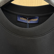 秋冬 LV 🔥秋冬圆领刺绣短袖T恤打底衫 元素性的Logo徽章凸显休闲时尚魅力,依然独领时尚风骚.内搭好伴侣… 客供高支 秋冬 LV 🔥秋冬圆领刺绣短袖T恤打底衫 元素性的Logo徽章凸显休闲时尚魅力,依然独领时尚风骚.内搭好伴侣… 客供高支