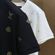 秋冬 LV 🔥秋冬圆领刺绣短袖T恤打底衫 元素性的Logo徽章凸显休闲时尚魅力,依然独领时尚风骚.内搭好伴侣… 客供高支 秋冬 LV 🔥秋冬圆领刺绣短袖T恤打底衫 元素性的Logo徽章凸显休闲时尚魅力,依然独领时尚风骚.内搭好伴侣… 客供高支