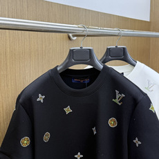 秋冬 LV 🔥秋冬圆领刺绣短袖T恤打底衫 元素性的Logo徽章凸显休闲时尚魅力,依然独领时尚风骚.内搭好伴侣… 客供高支 秋冬 LV 🔥秋冬圆领刺绣短袖T恤打底衫 元素性的Logo徽章凸显休闲时尚魅力,依然独领时尚风骚.内搭好伴侣… 客供高支