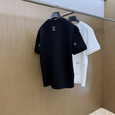 秋冬 LV 🔥秋冬圆领刺绣短袖T恤打底衫 元素性的Logo徽章凸显休闲时尚魅力,依然独领时尚风骚.内搭好伴侣… 客供高支 秋冬 LV 🔥秋冬圆领刺绣短袖T恤打底衫 元素性的Logo徽章凸显休闲时尚魅力,依然独领时尚风骚.内搭好伴侣… 客供高支