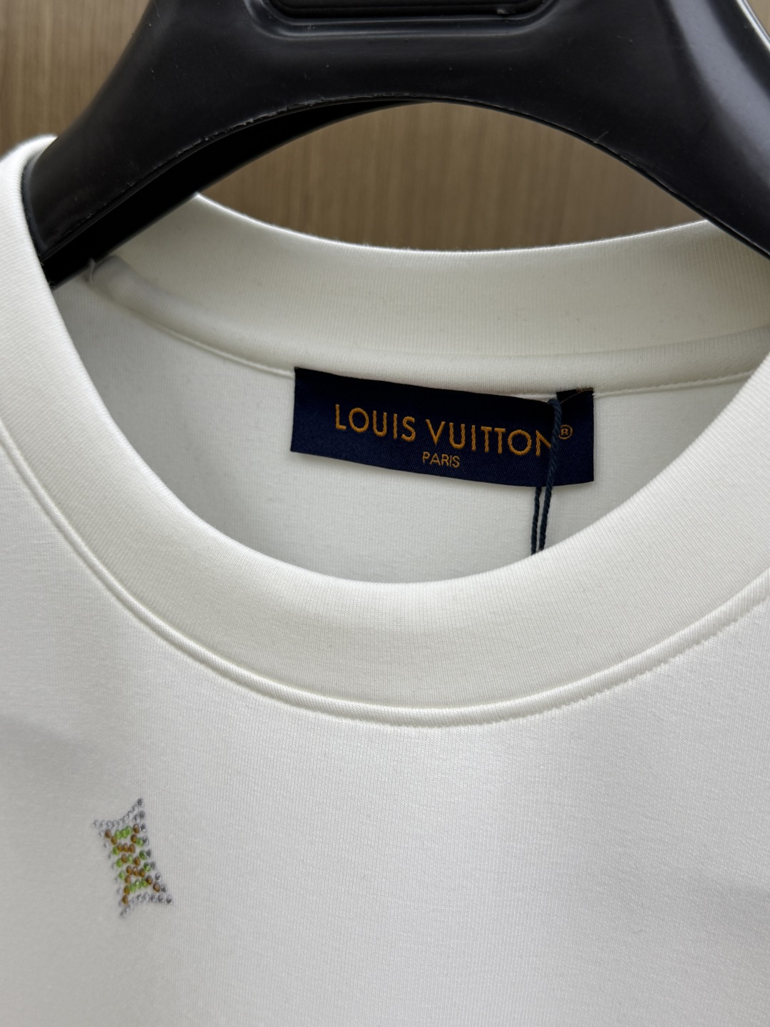 秋冬 LV 🔥秋冬圆领刺绣短袖T恤打底衫 元素性的Logo徽章凸显休闲时尚魅力,依然独领时尚风骚.内搭好伴侣… 客供高 秋冬 LV 🔥秋冬圆领刺绣短袖T恤打底衫 元素性的Logo徽章凸显休闲时尚魅力,依然独领时尚风骚.内搭好伴侣… 客供高