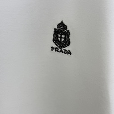 秋冬 PD 🔥秋冬圆领刺绣短袖T恤打底衫 元素性的Logo徽章凸显休闲时尚魅力,依然独领时尚风骚.内搭好伴侣… 客供高支 秋冬 PD 🔥秋冬圆领刺绣短袖T恤打底衫 元素性的Logo徽章凸显休闲时尚魅力,依然独领时尚风骚.内搭好伴侣… 客供高支
