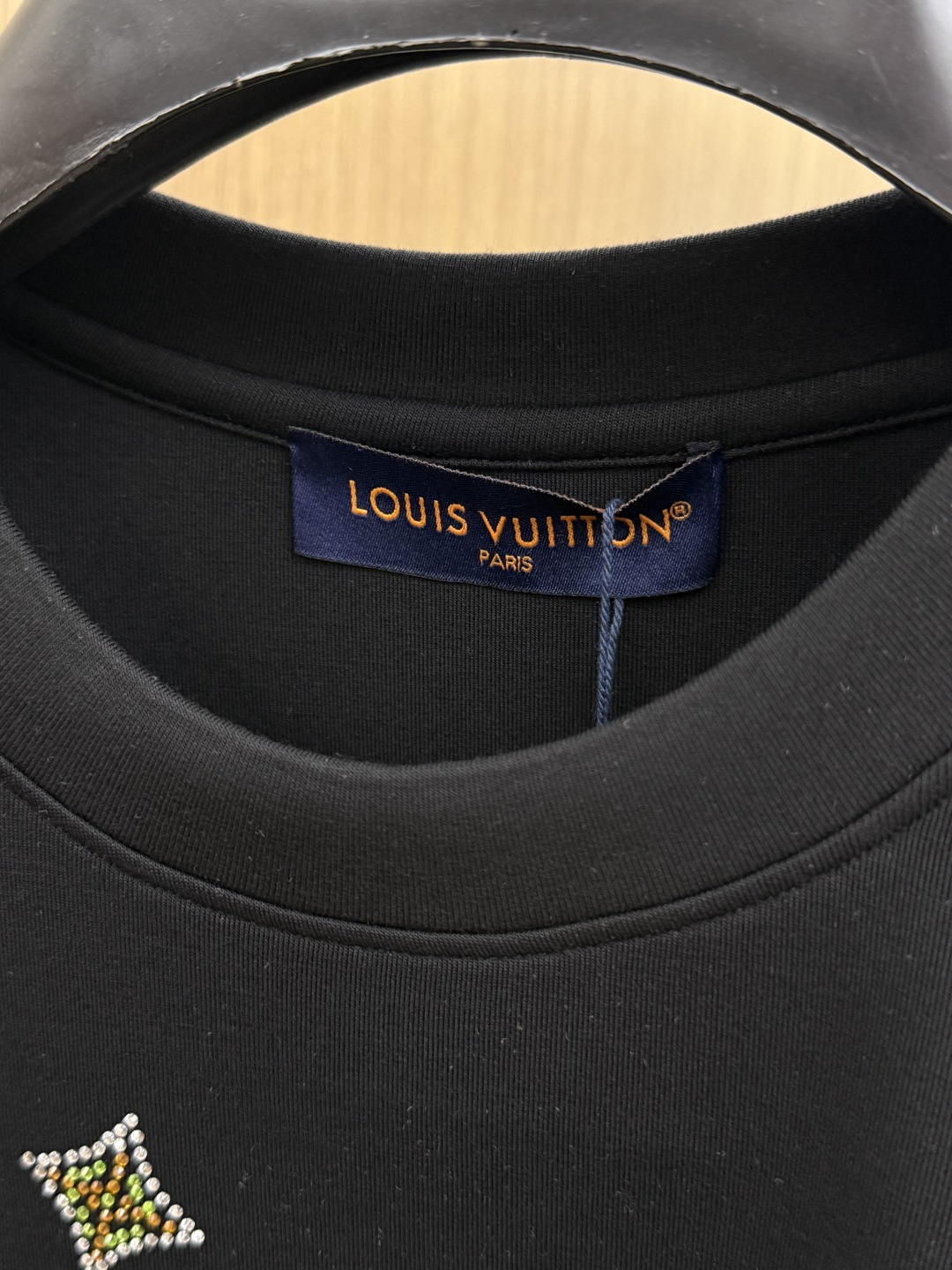 秋冬 LV 🔥秋冬圆领刺绣短袖T恤打底衫 元素性的Logo徽章凸显休闲时尚魅力,依然独领时尚风骚.内搭好伴侣… 客供高支 秋冬 LV 🔥秋冬圆领刺绣短袖T恤打底衫 元素性的Logo徽章凸显休闲时尚魅力,依然独领时尚风骚.内搭好伴侣… 客供高支