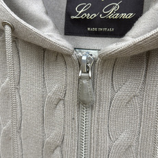 早秋款 Loro Piana 🔥秋冬新款时尚连帽马甲外套 原版订制五金配件全进口原版定制 欢迎对比 绝对的高品质 面 早秋款 Loro Piana 🔥秋冬新款时尚连帽马甲外套 原版订制五金配件全进口原版定制 欢迎对比 绝对的高品质 面