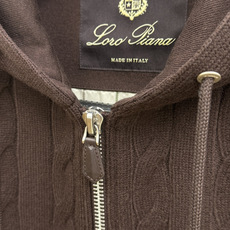 早秋款 Loro Piana 🔥秋冬新款时尚连帽马甲外套 原版订制五金配件全进口原版定制 欢迎对比 绝对的高品质 面 早秋款 Loro Piana 🔥秋冬新款时尚连帽马甲外套 原版订制五金配件全进口原版定制 欢迎对比 绝对的高品质 面