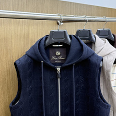早秋款 Loro Piana 🔥秋冬新款时尚连帽马甲外套 原版订制五金配件全进口原版定制 欢迎对比 绝对的高品质 面 早秋款 Loro Piana 🔥秋冬新款时尚连帽马甲外套 原版订制五金配件全进口原版定制 欢迎对比 绝对的高品质 面