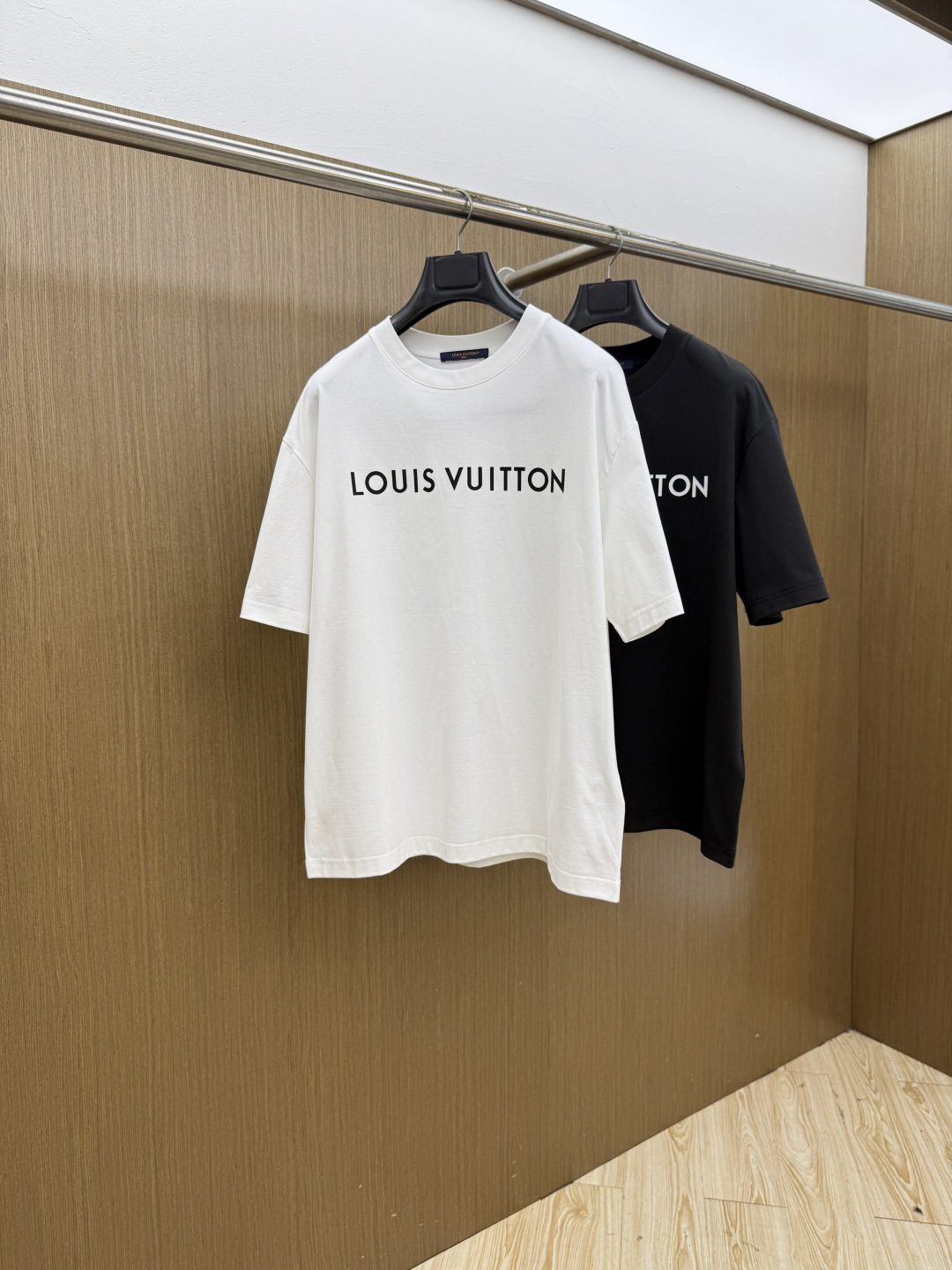 早春 LV 🔥🔥春夏新款原单男士休闲短袖 高端定制 高端版本 时尚百搭爆款⚠️⚠️✨✨进口面料 手感超柔软细腻  穿着亲