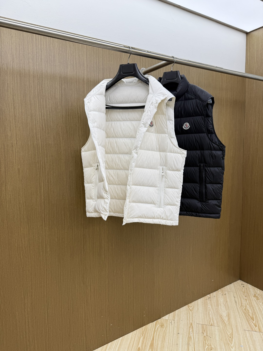 秋冬 Mon 🔥蒙口新款 小立领羽绒服马甲|商务日常兼备。甄选90白鹅绒填充,轻盈锁温不臃肿小立领版型,利落简约,通勤休 秋冬 Mon 🔥蒙口新款 小立领羽绒服马甲|商务日常兼备。甄选90白鹅绒填充,轻盈锁温不臃肿小立领版型,利落简约,通勤休