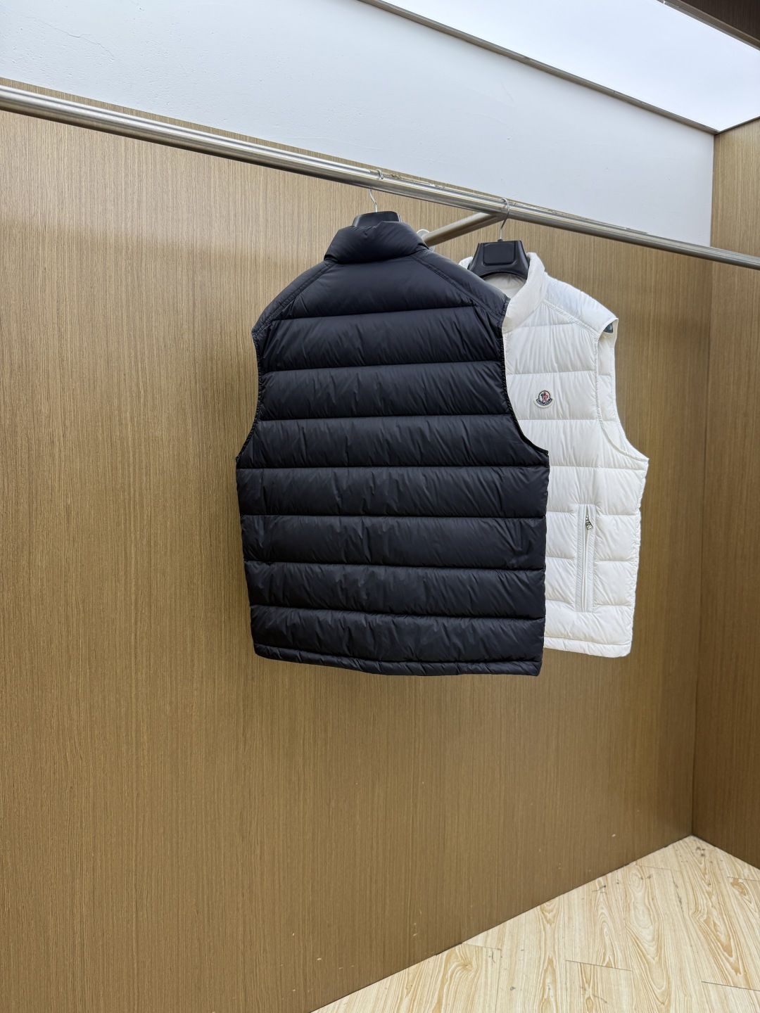 秋冬 Mon 🔥蒙口新款 小立领羽绒服马甲|商务日常兼备。甄选90白鹅绒填充,轻盈锁温不臃肿小立领版型,利落简约,通勤休 秋冬 Mon 🔥蒙口新款 小立领羽绒服马甲|商务日常兼备。甄选90白鹅绒填充,轻盈锁温不臃肿小立领版型,利落简约,通勤休
