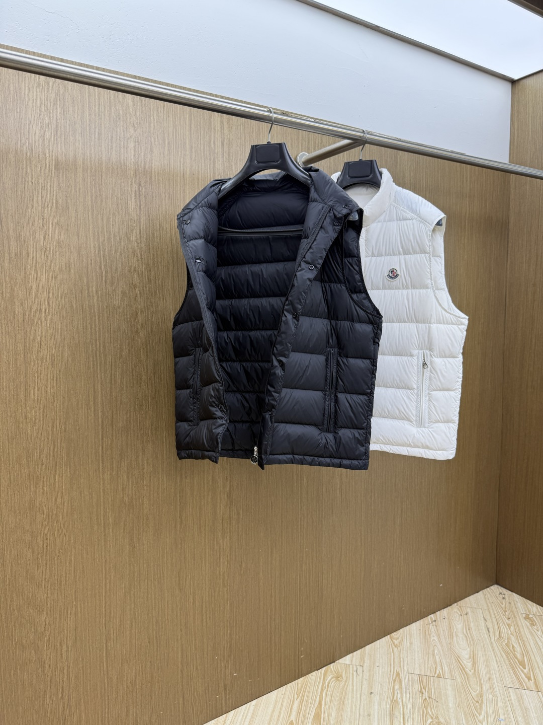 秋冬 Mon 🔥蒙口新款 小立领羽绒服马甲|商务日常兼备。甄选90白鹅绒填充,轻盈锁温不臃肿小立领版型,利落简约,通勤休 秋冬 Mon 🔥蒙口新款 小立领羽绒服马甲|商务日常兼备。甄选90白鹅绒填充,轻盈锁温不臃肿小立领版型,利落简约,通勤休