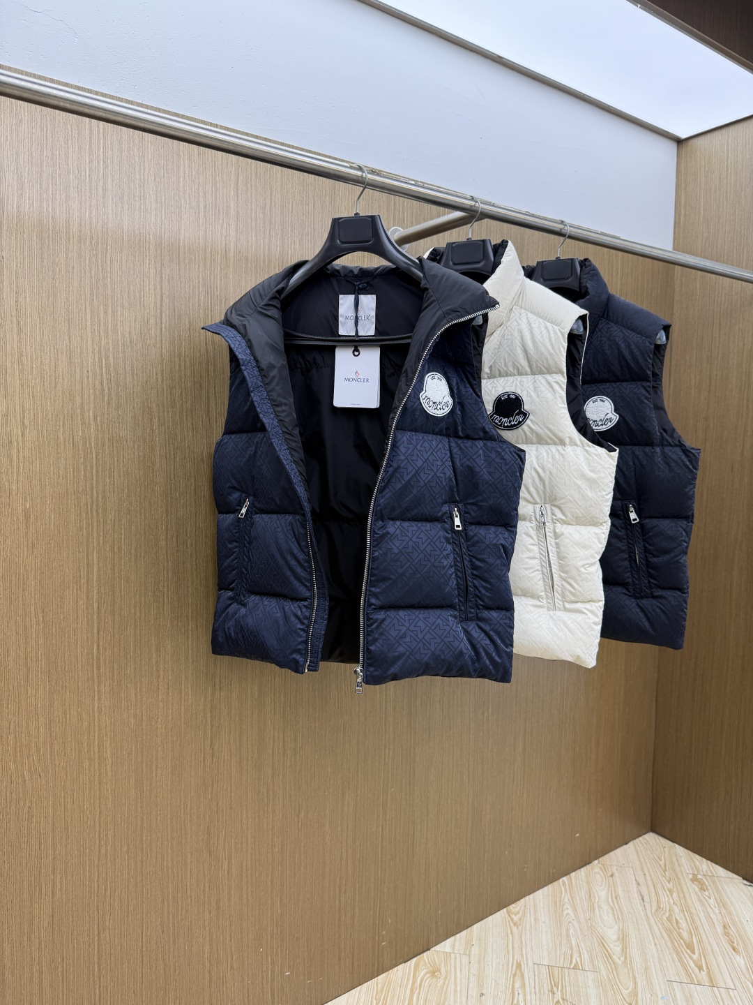 秋冬 Mon 🔥蒙口新款 小立领羽绒服马甲|商务日常兼备。甄选90白鸭绒填充,轻盈锁温不臃肿小立领版型,利落简约,通勤休 秋冬 Mon 🔥蒙口新款 小立领羽绒服马甲|商务日常兼备。甄选90白鸭绒填充,轻盈锁温不臃肿小立领版型,利落简约,通勤休