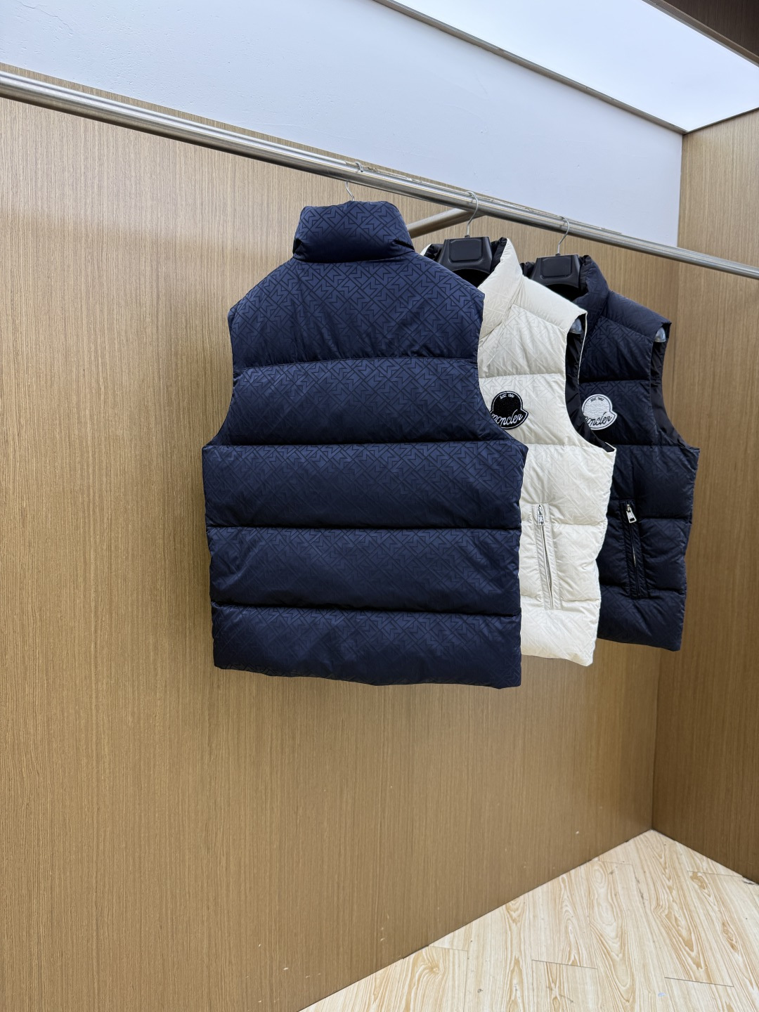 秋冬 Mon 🔥蒙口新款 小立领羽绒服马甲|商务日常兼备。甄选90白鸭绒填充,轻盈锁温不臃肿小立领版型,利落简约,通勤休 秋冬 Mon 🔥蒙口新款 小立领羽绒服马甲|商务日常兼备。甄选90白鸭绒填充,轻盈锁温不臃肿小立领版型,利落简约,通勤休