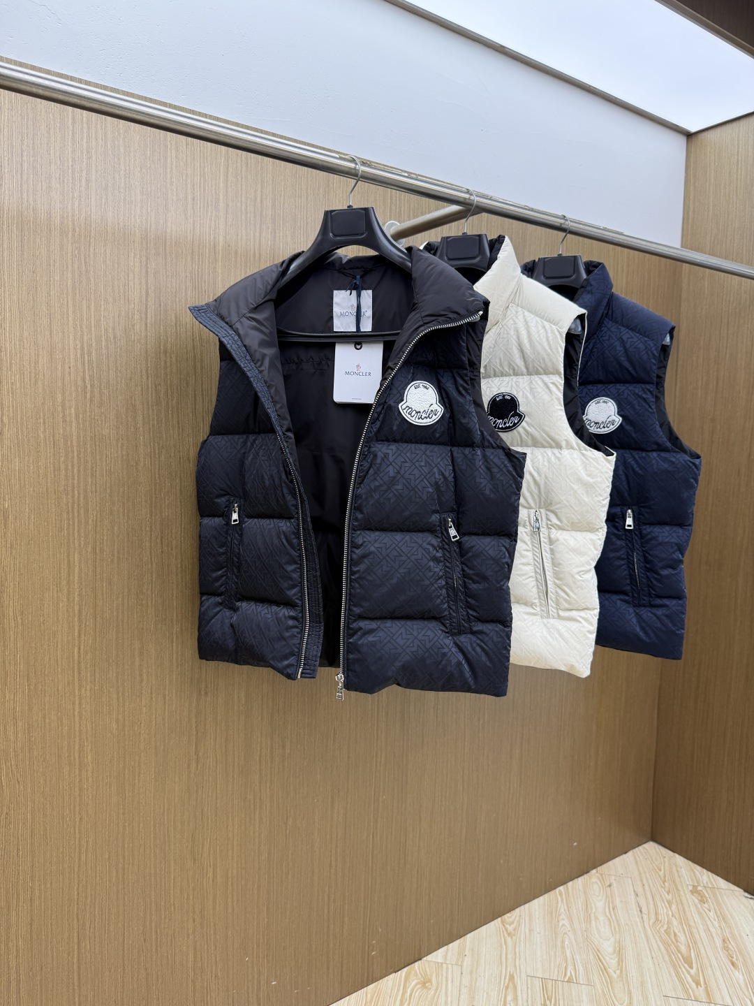 秋冬 Mon 🔥蒙口新款 小立领羽绒服马甲|商务日常兼备。甄选90白鸭绒填充,轻盈锁温不臃肿小立领版型,利落简约,通勤休 秋冬 Mon 🔥蒙口新款 小立领羽绒服马甲|商务日常兼备。甄选90白鸭绒填充,轻盈锁温不臃肿小立领版型,利落简约,通勤休