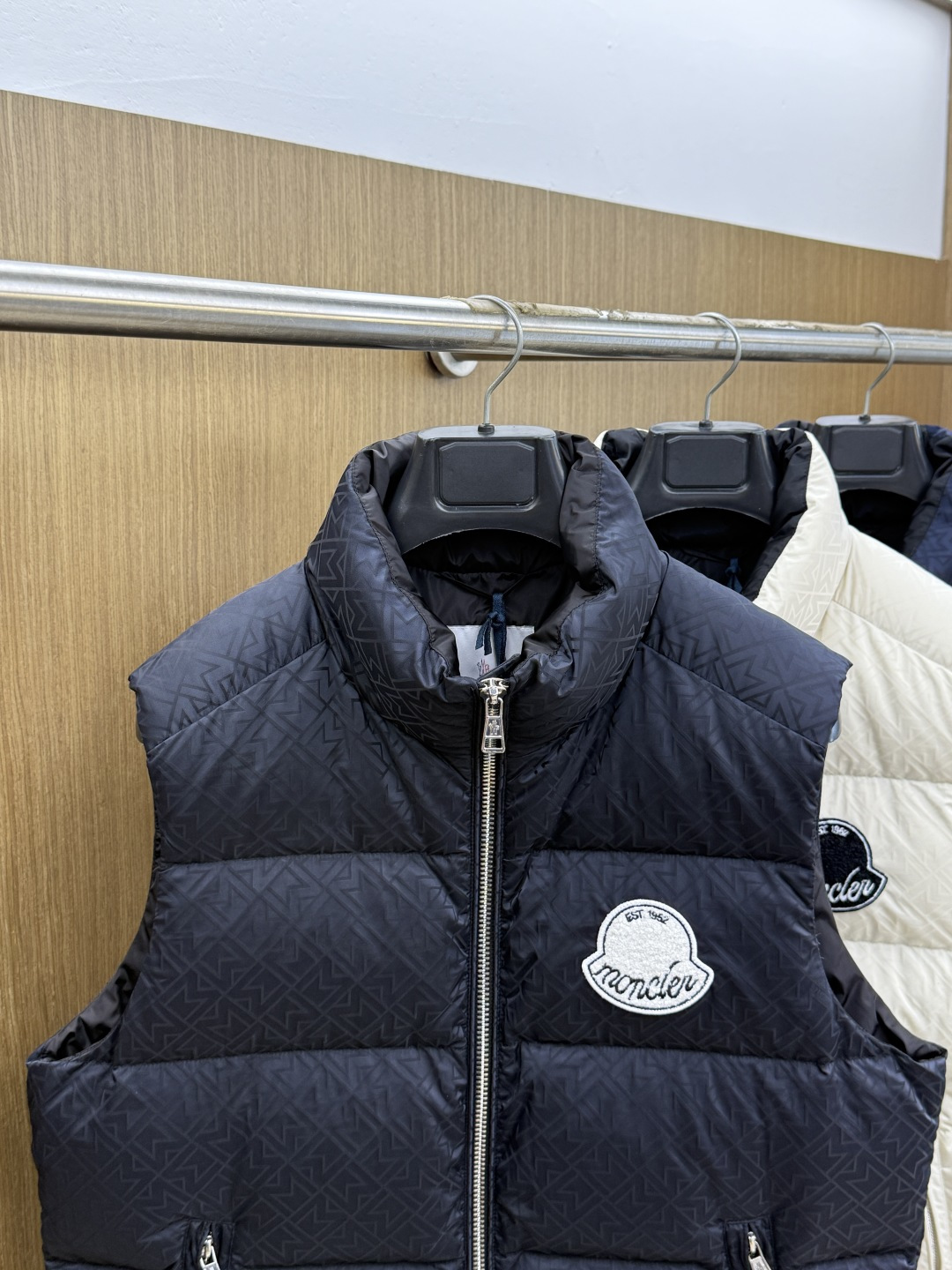 秋冬 Mon 🔥蒙口新款 小立领羽绒服马甲|商务日常兼备。甄选90白鸭绒填充,轻盈锁温不臃肿小立领版型,利落简约,通勤休 秋冬 Mon 🔥蒙口新款 小立领羽绒服马甲|商务日常兼备。甄选90白鸭绒填充,轻盈锁温不臃肿小立领版型,利落简约,通勤休