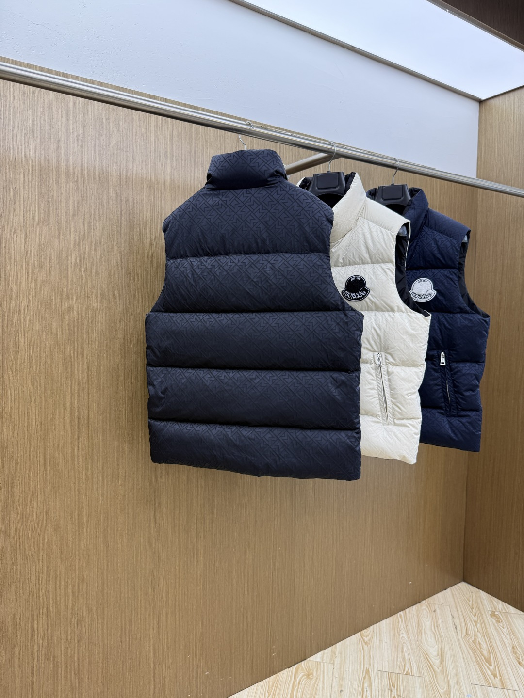 秋冬 Mon 🔥蒙口新款 小立领羽绒服马甲|商务日常兼备。甄选90白鸭绒填充,轻盈锁温不臃肿小立领版型,利落简约,通勤休 秋冬 Mon 🔥蒙口新款 小立领羽绒服马甲|商务日常兼备。甄选90白鸭绒填充,轻盈锁温不臃肿小立领版型,利落简约,通勤休