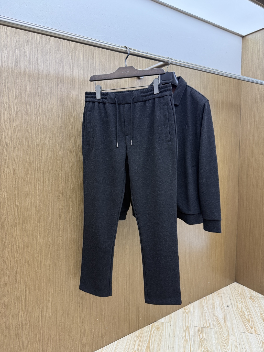 秋冬/套 Loro piana 🔥🔥高端品质 2026秋冬新款休闲时尚套装 顶级品质 定制顶级面料 秀场新品‼品相非常 秋冬/套 Loro piana 🔥🔥高端品质 2026秋冬新款休闲时尚套装 顶级品质 定制顶级面料 秀场新品‼品相非常