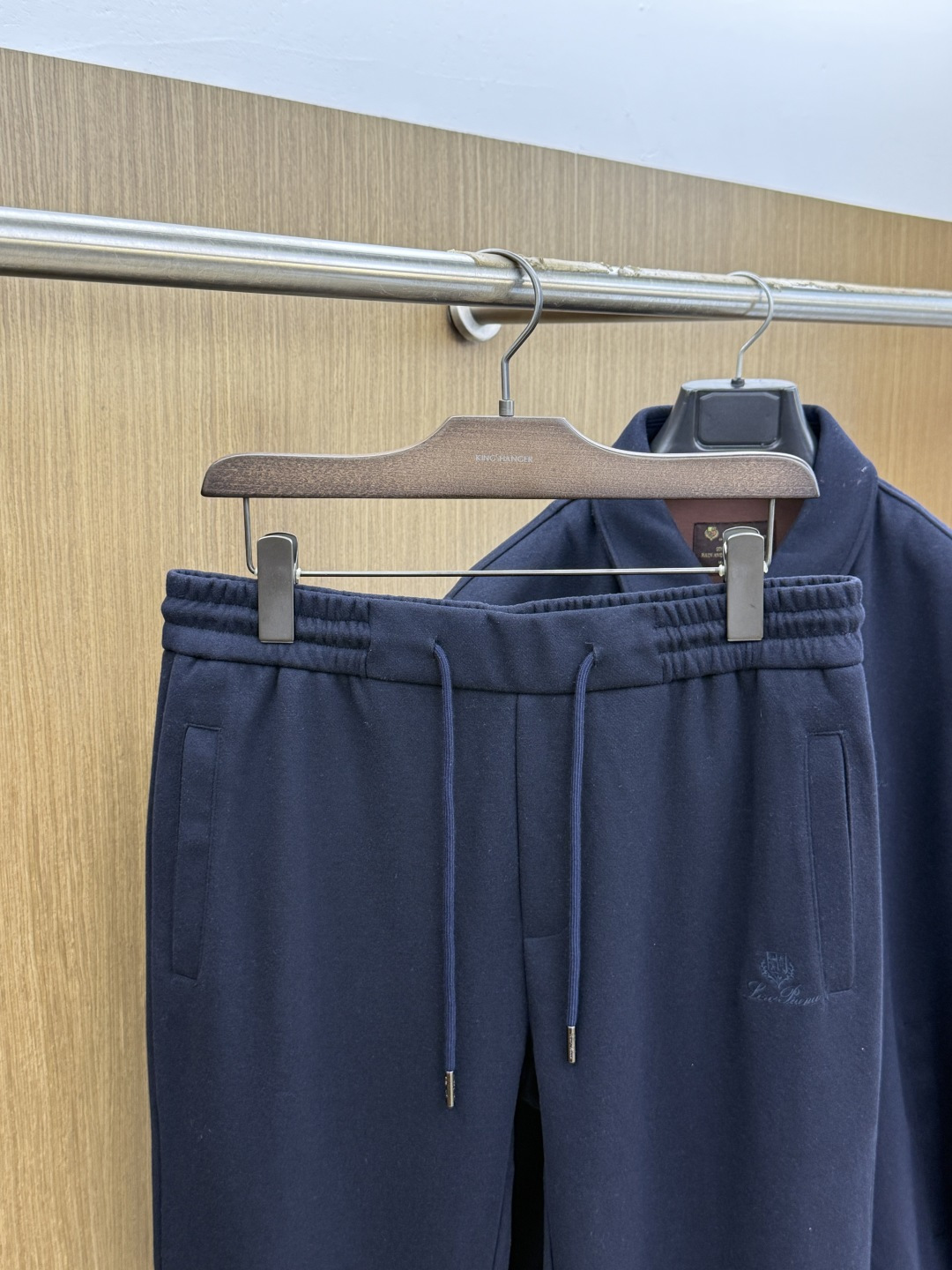 秋冬/套 Loro piana 🔥🔥高端品质 2026秋冬新款休闲时尚套装 顶级品质 定制顶级面料 秀场新品‼品相非常 秋冬/套 Loro piana 🔥🔥高端品质 2026秋冬新款休闲时尚套装 顶级品质 定制顶级面料 秀场新品‼品相非常