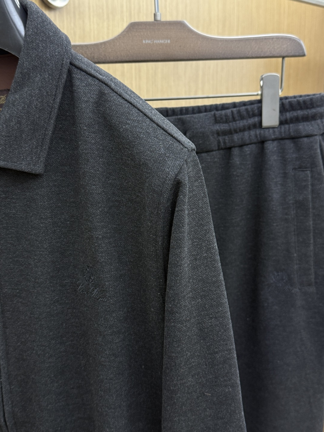 秋冬/套 Loro piana 🔥🔥高端品质 2026秋冬新款休闲时尚套装 顶级品质 定制顶级面料 秀场新品‼品相非常 秋冬/套 Loro piana 🔥🔥高端品质 2026秋冬新款休闲时尚套装 顶级品质 定制顶级面料 秀场新品‼品相非常