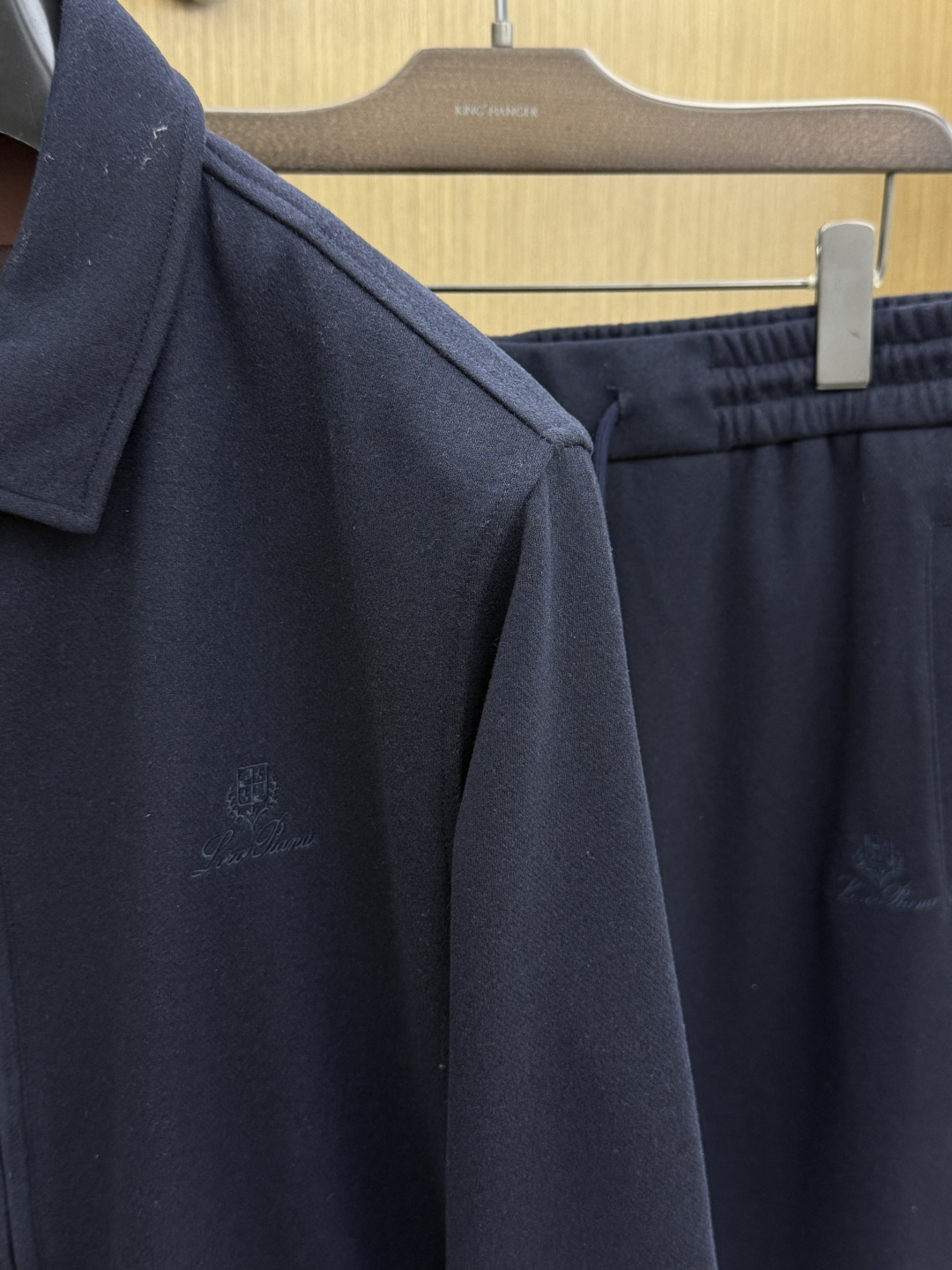 秋冬/套 Loro piana 🔥🔥高端品质 2026秋冬新款休闲时尚套装 顶级品质 定制顶级面料 秀场新品‼品相非常 秋冬/套 Loro piana 🔥🔥高端品质 2026秋冬新款休闲时尚套装 顶级品质 定制顶级面料 秀场新品‼品相非常