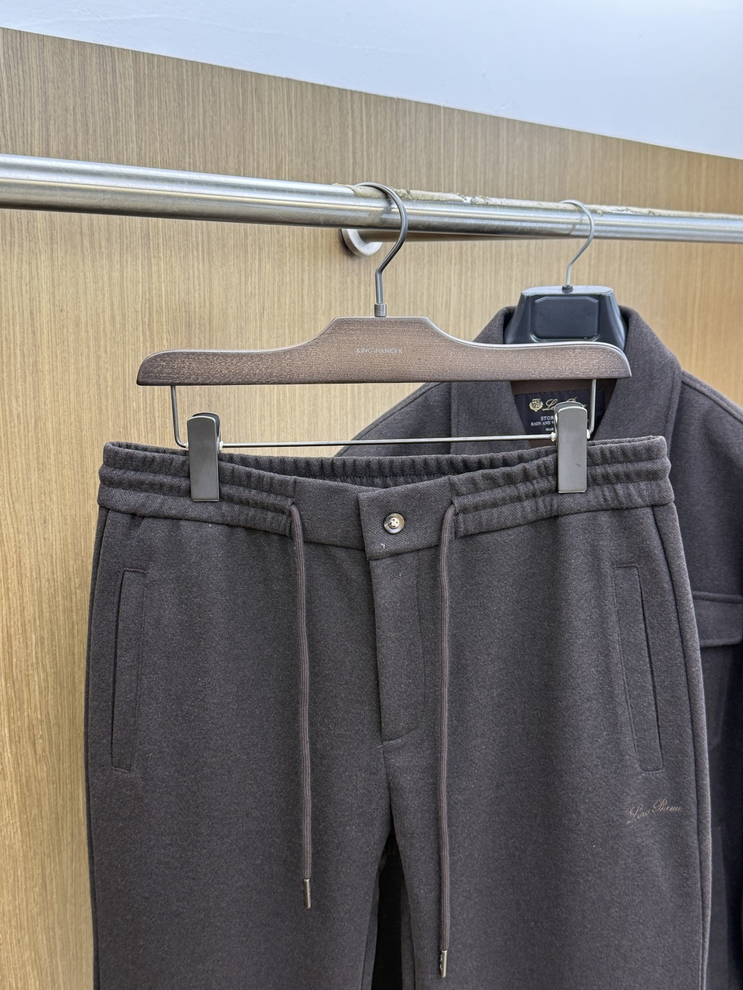 秋冬/套 Loro piana 🔥🔥高端品质 2026秋冬新款休闲时尚套装 顶级品质 定制顶级面料 秀场新品‼品相非常 秋冬/套 Loro piana 🔥🔥高端品质 2026秋冬新款休闲时尚套装 顶级品质 定制顶级面料 秀场新品‼品相非常