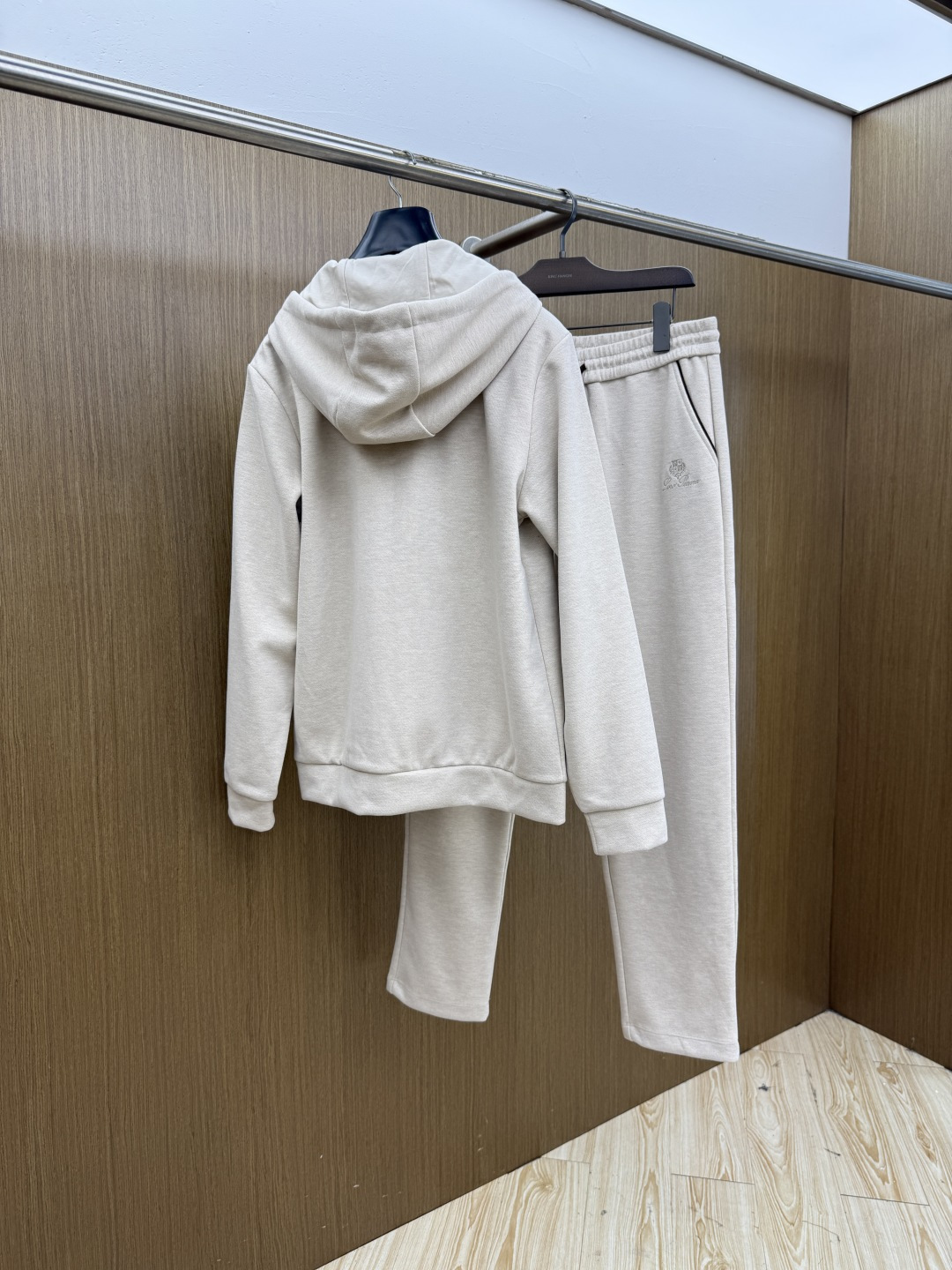秋冬/套 Loro piana 🔥🔥高端品质 2026秋冬新款休闲时尚套装 顶级品质 定制顶级面料 秀场新品‼品相非常 秋冬/套 Loro piana 🔥🔥高端品质 2026秋冬新款休闲时尚套装 顶级品质 定制顶级面料 秀场新品‼品相非常
